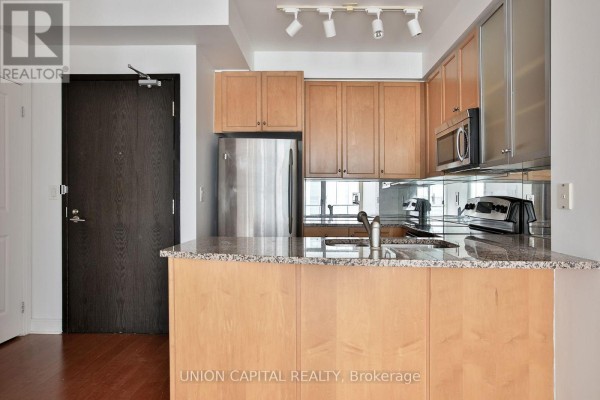 Living room - 1004 - 18 Yorkville Avenue, Toronto, ON M4W3Y8 Photo 3