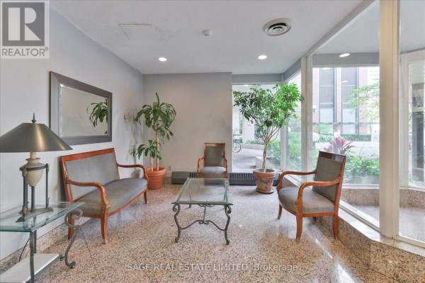Kitchen - 1004 - 25 Maitland Street, Toronto, ON M4Y2W1 Photo 3
