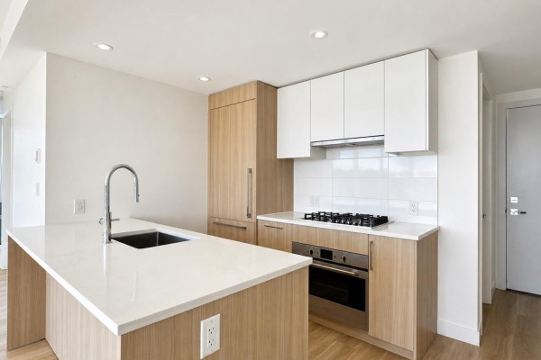 1004 9675 King George Highway, Surrey, BC V3T2V3 Photo 4