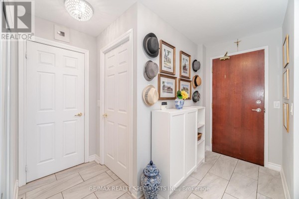 1005 - 5 Michael Power Place, Toronto, ON M9A0A3 Photo 5