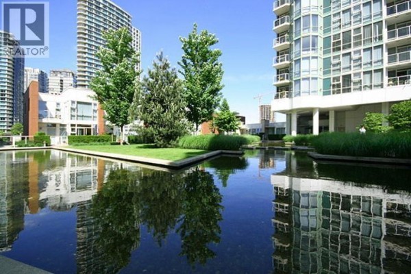 1005 193 Aquarius Mews, Vancouver, BC V6Z2Y3 Photo 4