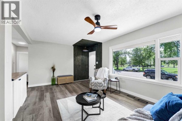 Bedroom - 1005 Bullivant Crescent Sw, Medicine Hat, AB T1A5G7 Photo 5