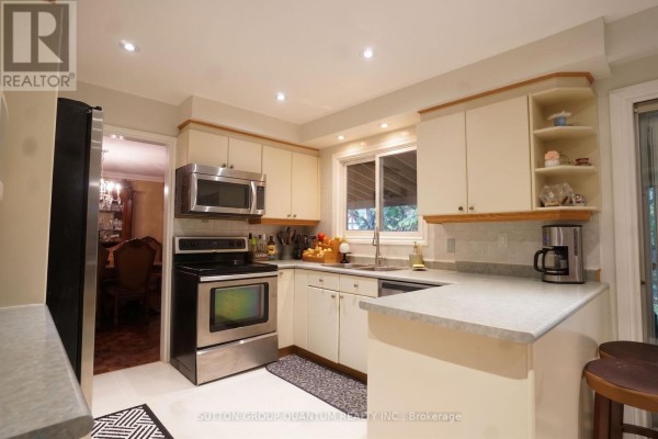 1005 Fredonia Drive, Mississauga, ON L5C2W5 Photo 5