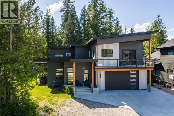 Front view of the house featuring a covered porch and driveway - 1005 Williams Gate Lane, Revelstoke