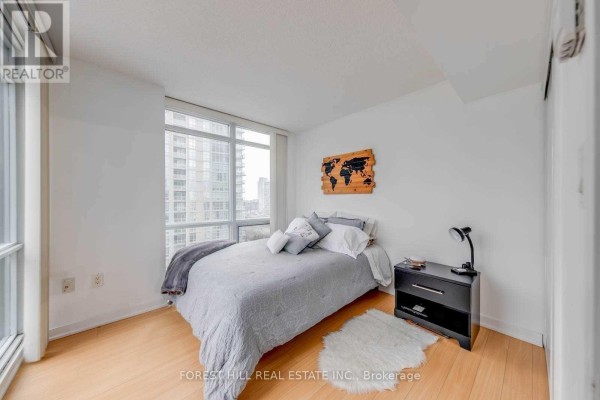 1006 - 11 Brunel Court, Toronto, ON M5V3Y3 Photo 4