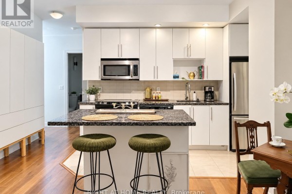 1006 - 28 Linden Street, Toronto, ON M4Y0A4 Photo 3