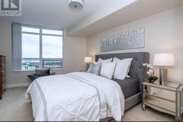1006 - 330 Burnhamthorpe Road W, Mississauga, ON L5B0E1 Photo 3