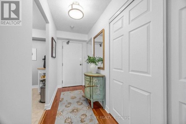 Kitchen - 1006 - 4 Park Vista, Toronto, ON M4B3M8 Photo 3