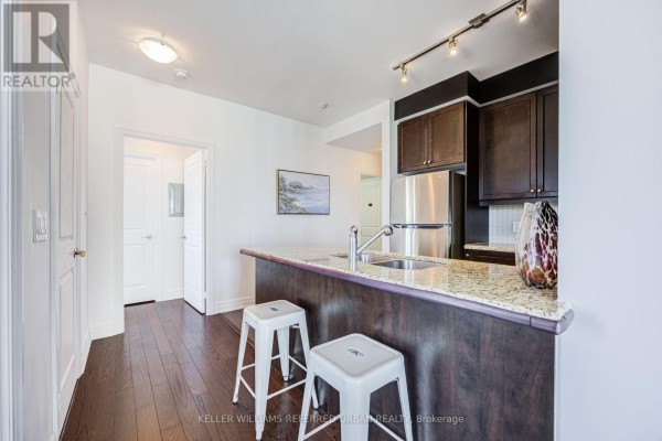 Kitchen - 1006 - 500 St Clair Avenue W, Toronto, ON M6C1A8 Photo 3