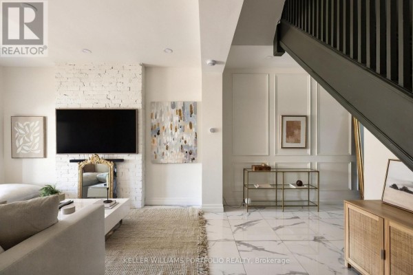 Living room - 1006 Ossington Avenue, Toronto, ON M6G3V6 Photo 4