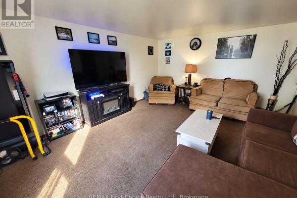 Living room - 1006 Scott Street, Fort Frances, ON P9A1J5 Photo 5
