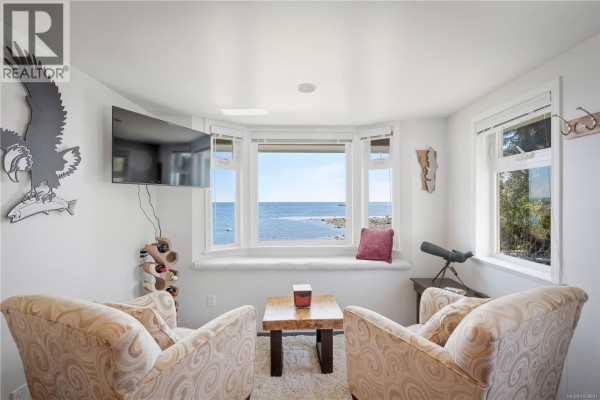 Living room - 1006 Seventh Ave, Ucluelet, BC V0R3A0 Photo 2