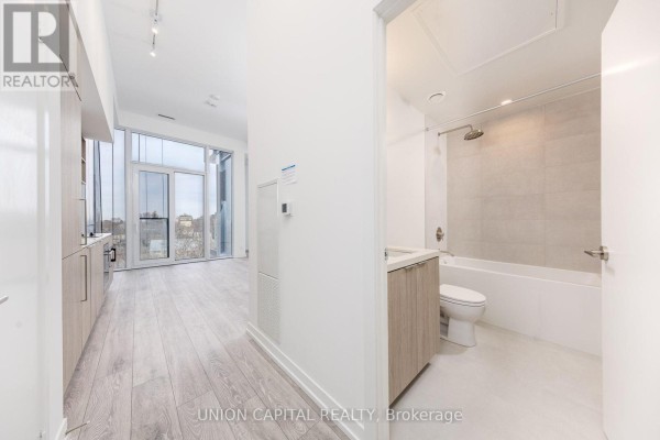 1007 - 2020 Bathurst Street, Toronto, ON M5P0A6 Photo 3