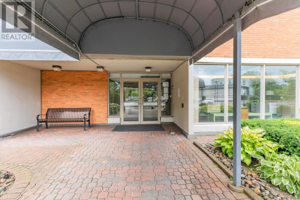 Building entrance with glass doors, brick and stone paving. - 1007 - 7811 Yonge Street, Markham