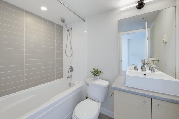 1007 13618 100 Avenue, Surrey, BC V3T0A8 Photo 3