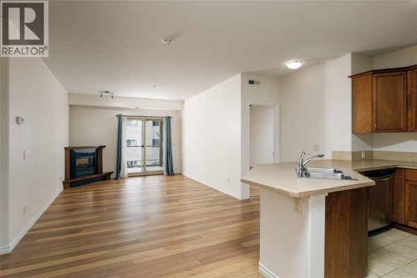 Full ensuite bathroom - 1007 Harvey Avenue Unit# 208, Kelowna, BC V1Y6B1 Photo 5