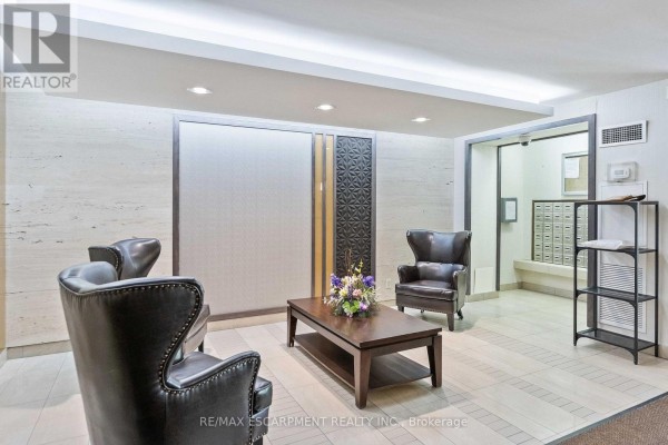 Dining room - Ph 1008 - 1425 Ghent Avenue, Burlington, ON L7S1X5 Photo 4