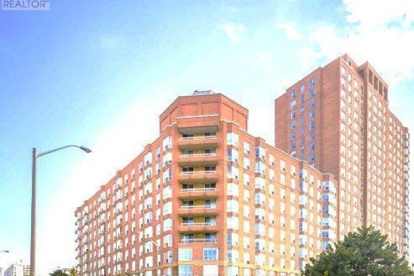 1009 - 11 Thorncliffe Pk Drive, Toronto