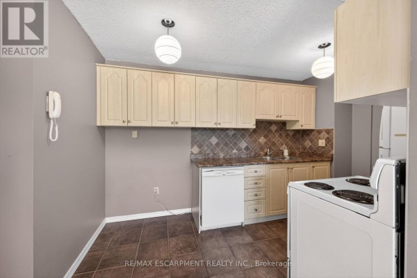 Bathroom - 101 - 700 Dynes Road, Burlington, ON L7N3M2 Photo 5