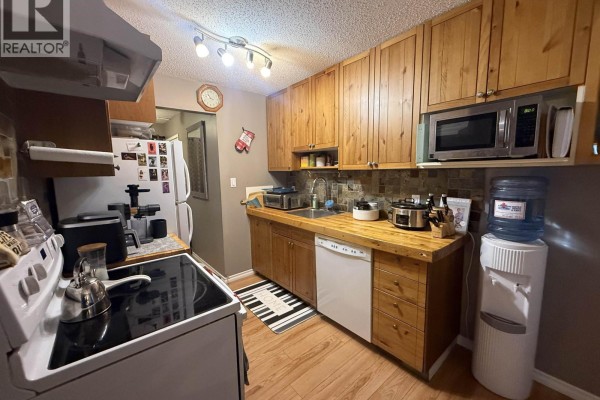 Kitchen - 101 10216 102 Avenue, Fort St  John, BC V1J2E5 Photo 2