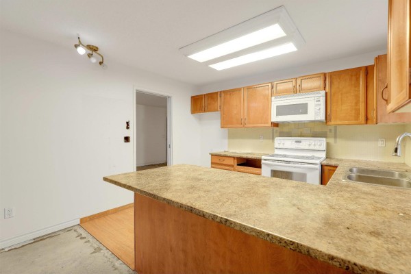 101 13858 102 Avenue, Surrey, BC V3T1P1 Photo 4
