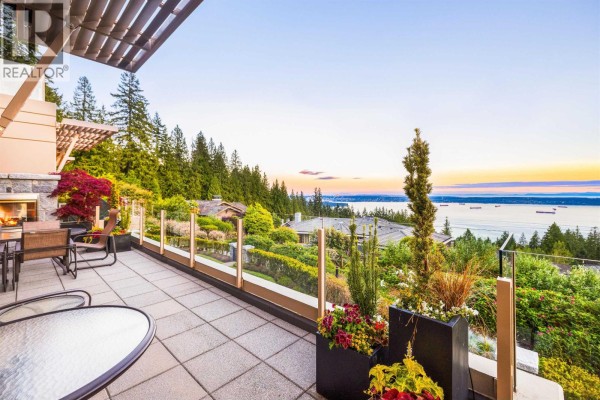 101 2535 Garden Court, West Vancouver, BC V7S0A1 Photo 2