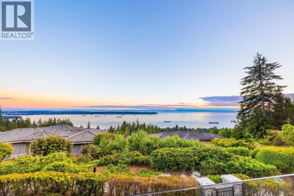 101 2535 Garden Court, West Vancouver, BC V7S0A1 Photo 3