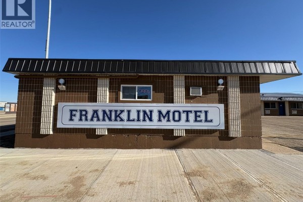 101 Center Street, Assiniboia, SK, photo 2