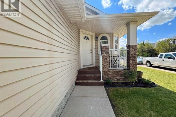 101 Channelside Cove Sw, Airdrie, AB, photo 2