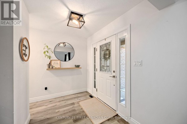 Living room - 101 Duchess Avenue, Lucan Biddulph, ON N0M2J0 Photo 5