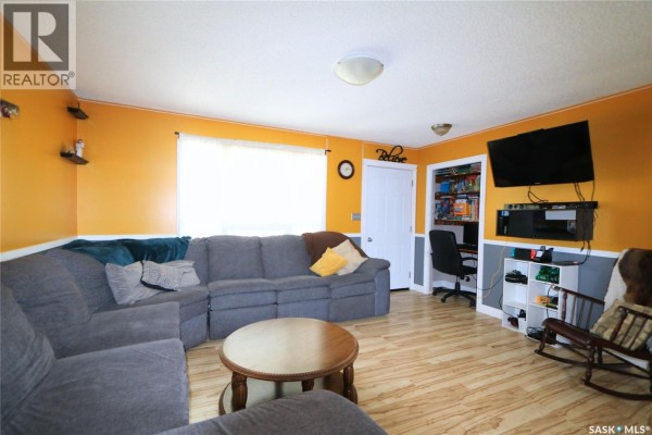 Living room - 101 Fifth Avenue, Rhein, SK S0A3K0 Photo 4