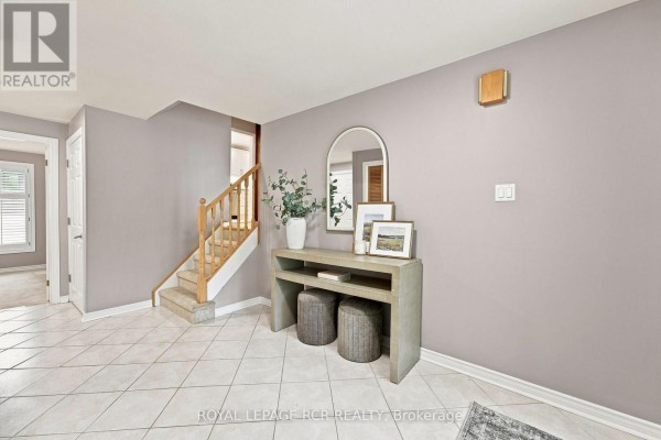 Bedroom 3 - 101 Hill Drive, Aurora, ON L4G3A9 Photo 4