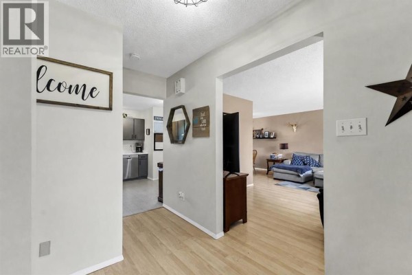 Family room - 101 Ingram Park Drive E, Brooks, AB T1R0K3 Photo 5