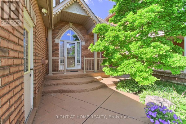 Living room - 101 Old Colony Road, Richmond Hill, ON L4E3X2 Photo 2