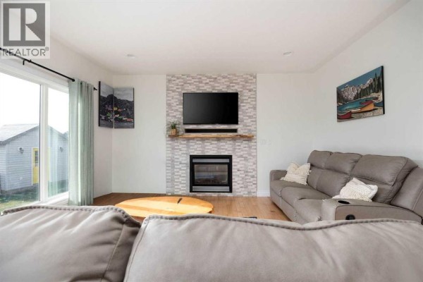 Living room - 101 Red Lily Gate, Fort Mcmurray, AB T9K0G7 Photo 5
