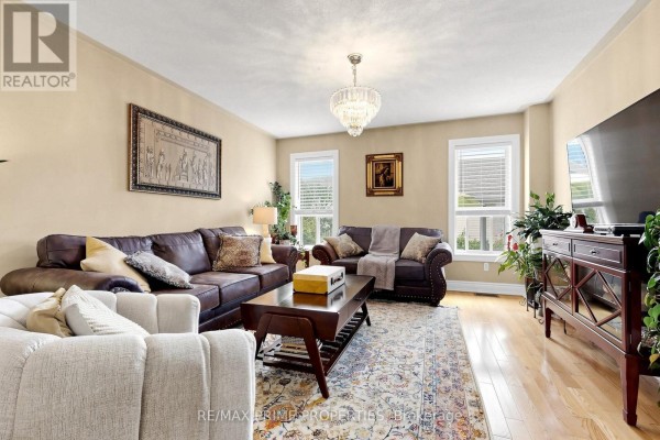Living room - 101 Settlement Park Avenue, Markham, ON L6B1B6 Photo 5