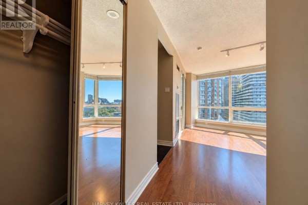 Dining room - 1010 - 1055 Bay Street, Toronto, ON M5S3A3 Photo 3