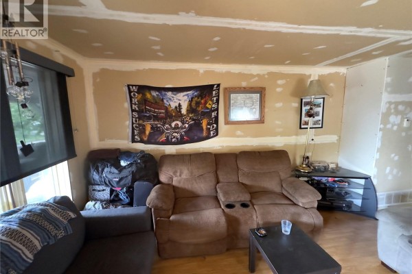 Enclosed porch - 1010 Athabasca Street E, Moose Jaw, SK S6H0N2 Photo 4