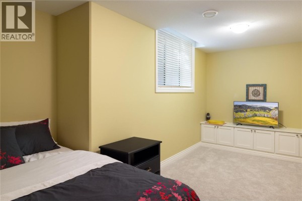 Bedroom - 1010 Lamont Court, Kelowna, BC V1W5J1 Photo 4