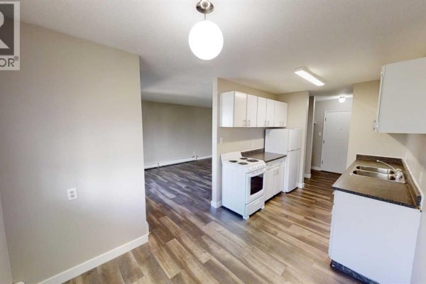 4pc Bathroom - 10105 107 Avenue, Grande Prairie, AB T8V1M1 Photo 2