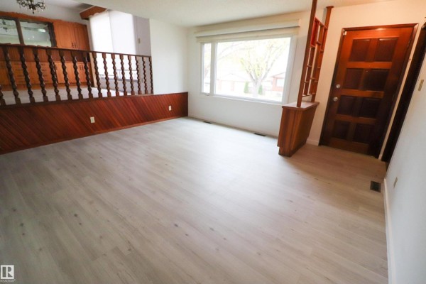 Family room - 10118 & 10120 121 Av Nw, Edmonton, AB T5G3A8 Photo 4