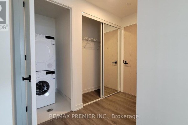 1012 - 28 Interchange Way, Vaughan, ON L4K0P8 Photo 5