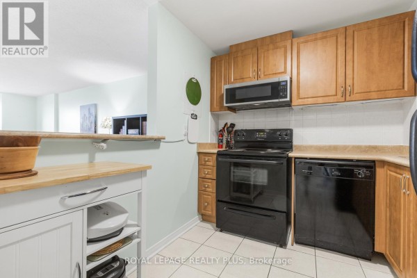 Primary Bedroom - 1012 - 6720 Glen Erin Drive, Mississauga, ON L5N3K8 Photo 4