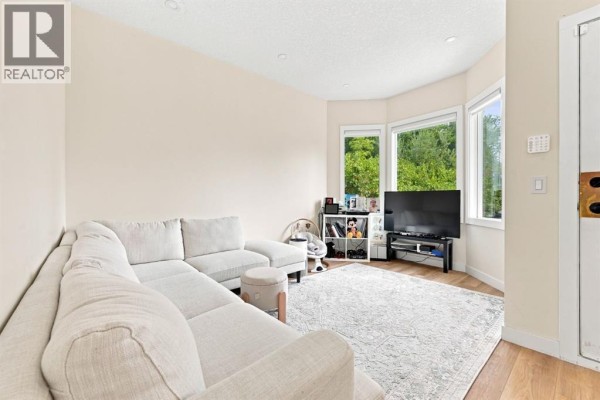 4pc Bathroom - 1012 1 Avenue Nw, Calgary, AB T2N0A7 Photo 5