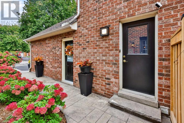 Kitchen - 1012 Oak Meadow Road, Oakville, ON L6M1J7 Photo 4