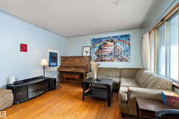 Family room - 10124 88 Av Nw, Edmonton, AB T6E2R9 Photo 4