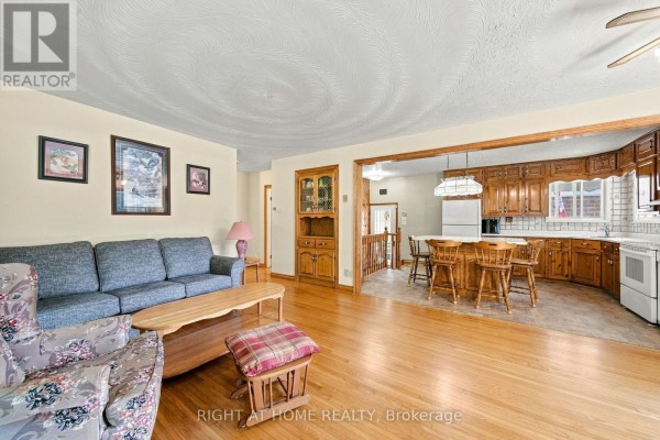 Kitchen - 1013 Tay Point Road, Penetanguishene, ON L9M2C6 Photo 4