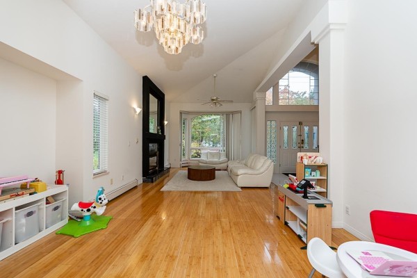 10132 156 Street, Surrey, BC V3R4L5 Photo 3
