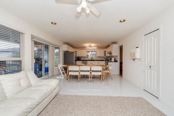 10132 156 Street, Surrey, BC V3R4L5 Photo 4