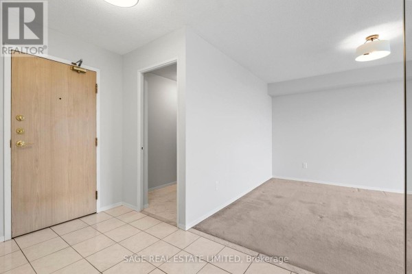 Kitchen - 1015 - 30 Harding Boulevard W, Richmond Hill, ON L4C9M3 Photo 3